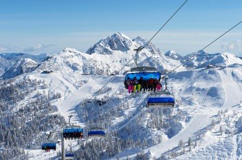 Auf der topmodernen Rudnigsattelbahn erhält man einen herrlichen Ausblick auf die verschneiten Berge.