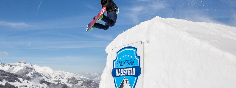 Freestyler treffen sich im spektakulären Snowpark Nassfeld im Bereich Gartnerkofel-Watschiger Alm.