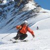 Ob Skifahrer oder Snowboarder - rasant geht es mit großen Schwüngen die gut präparierten Pisten hinunter.