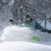 Aufgrund der großen Menge an 100 % natürlichen Pulverschnee kannst du hier bis Mai Skifahren.