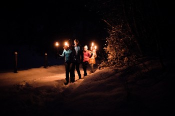 Ein Highlight: Fackelwanderungen mit einem Bergführer.
