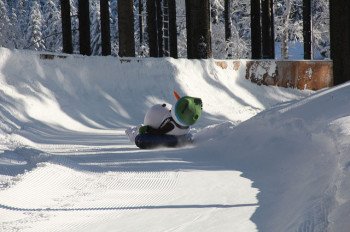 Nach dem Skifahren ist vor dem Rodeln, wofür man sich am Hang der Alten Goldwiese trifft