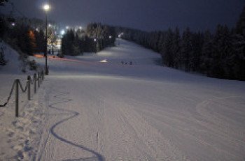 Jeden Mittwoch, Freitag und Samstag kann auch nach Einbruch der Dunkelheit die Piste hinunter geflitzt werden