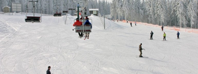 Neben einem Zauberteppich und einem Seillift werden Gäste des Skigebiets mit einem Sessellift befördert.