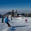 Mit seinen vielen blauen und roten Pisten ist das Skigebiet perfekt für Familien.