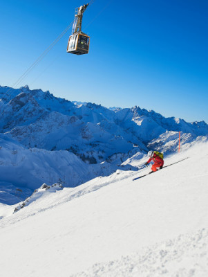 Mit der Nebelhornbahn geht es hinauf zum höchsten Gipfel der Zwei-Länder-Skiregion.