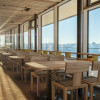 Das moderne Gipfelrestaurant lädt zum Verweilen ein