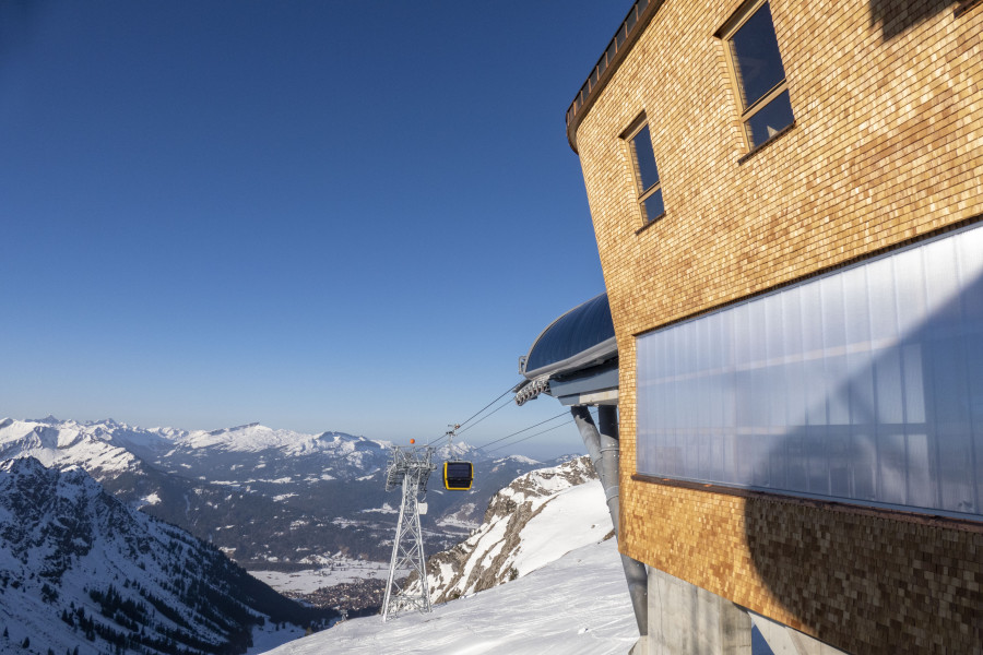 Seit 2021 geht es mit der neuen 10er Gondelbahn bis zur Station Höfatsblick.