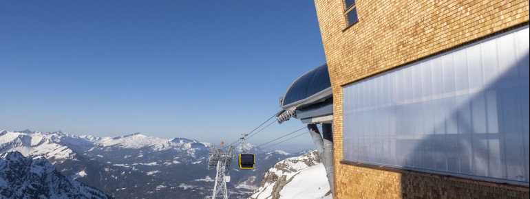 Seit 2021 geht es mit der neuen 10er Gondelbahn bis zur Station Höfatsblick.
