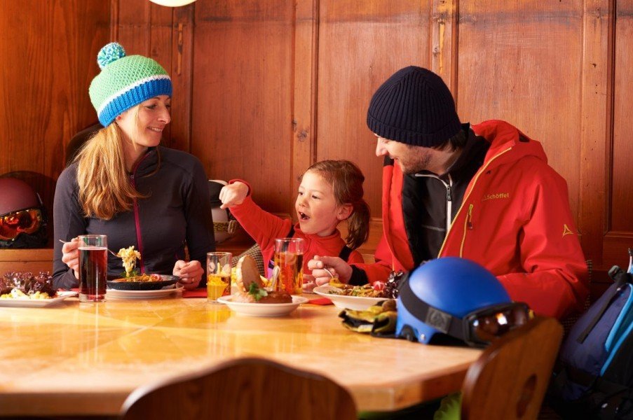 In den zahlreichen Hütten des Skigebietes stärkt man sich mit regionaler Kost.