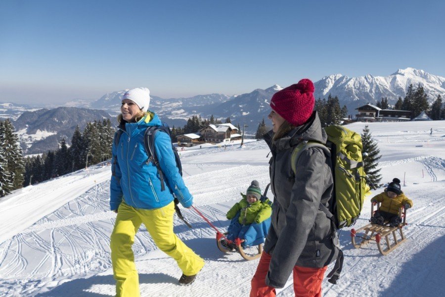 Zahlreiche Winterwanderwege laden dazu ein, die Umgebung zu erkunden.