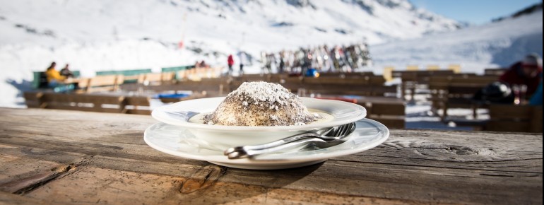 Hier muss niemand verhungern: Im Skigebiet findet ihr zahlreiche Kulinarik-Hotspots.