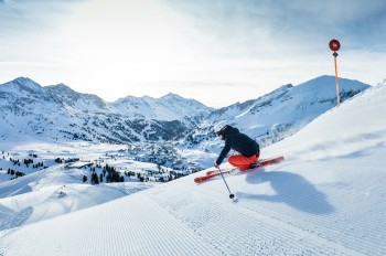 Die Pisten verteilen sich auf den Hängen rund um den hochgelegenen Wintersportort.