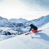 Die Pisten verteilen sich auf den Hängen rund um den hochgelegenen Wintersportort.
