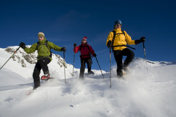 Schneeschuhwanderungen machen auch Nicht-Skifahrern Spaß.