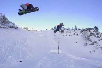 Snowboarder können sich im Funpark austoben.