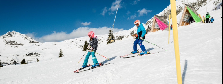 Egal ob mit einem Skilehrer oder den Eltern, in Obertauern hat noch jeder das Skifahren spielerisch erlernt.