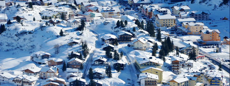 Blick auf den Ort Obertauern, der auf einer Passhöhe liegt.