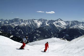 Zum Skifahren und Snowboarden stehen 12,2 km Pisten und 3 km Skirouten zur Verfügung.