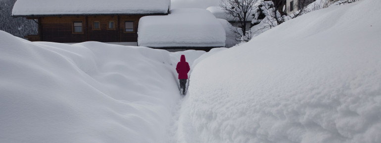 Nach dem Skifahren kannst du einen Spaziergang durch die verschneite Winterlandschaft machen.