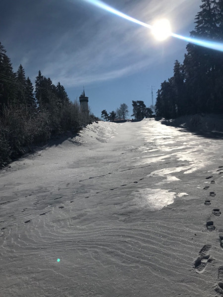 Zwei Pisten führen vom Fröbelturm ins Tal. Der Lift bringt die Skifahrer dann wieder nach oben.