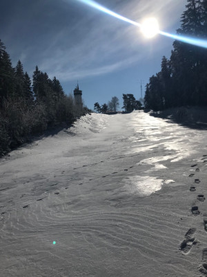 Zwei Pisten führen vom Fröbelturm ins Tal. Der Lift bringt die Skifahrer dann wieder nach oben.
