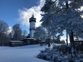 Der Skilift liegt direkt am Fröbelturm, wo sich auch ein Restaurant zum Einkehren befindet.
