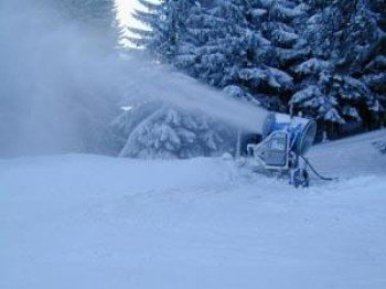 Schneesicherheit ist durch moderne Beschneiungsanlagen garantiert.