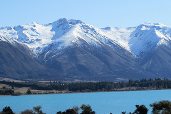 Von der Bergstation des 2er-Sessellifts erhält man einen guten Blick auf den Lake Ohau mit seinem türkisblauen Wasser und auf die verschneiten Berggipfel im Hintergrund.