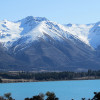Von der Bergstation des 2er-Sessellifts erhält man einen guten Blick auf den Lake Ohau mit seinem türkisblauen Wasser und auf die verschneiten Berggipfel im Hintergrund.
