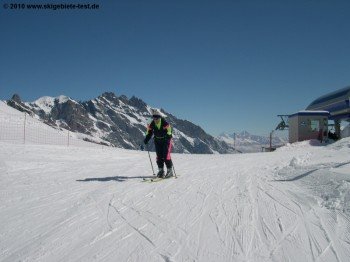 Bergstation der Sesselbahn B unterhalb des 2427m hohen Six Armaille