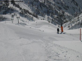 Der Schlepplift G bringt die Skifahrer zum Beginn der langen, blauen Abfahrt 7