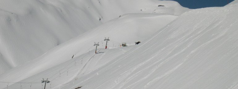 Oberhalb der Baumgrenze finden sich immer wieder Tiefschneehänge.