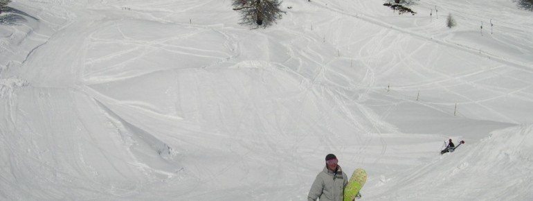 Nur selten muss das Board abgeschnallt werden. In Ovronnaz gibt es kaum zu flache Ziehwege.