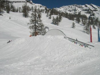 Kicker und Rails im Funpark auf Höhe der Jorasse Hütte