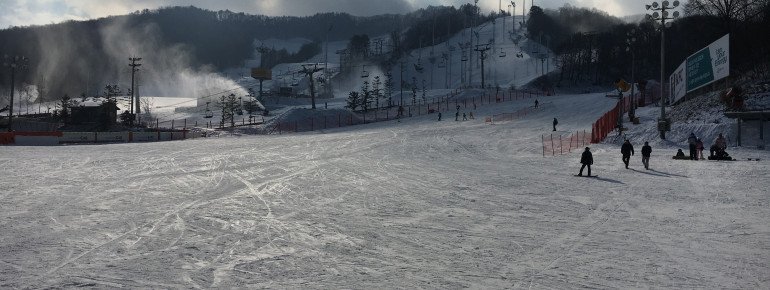 Mit Schneekanonen wird unter anderem besonders viel der große Snowpark und die Halfpipe (links im Bild) beschneit.