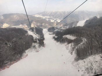 Blick aus der einzigen Gondel im Skigebiet auf die Pisten.