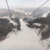 Blick aus der einzigen Gondel im Skigebiet auf die Pisten.