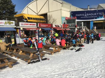 An Essensständen an der Talstation der Gondel können sich die Wintersportler stärken.