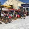 An Essensständen an der Talstation der Gondel können sich die Wintersportler stärken.