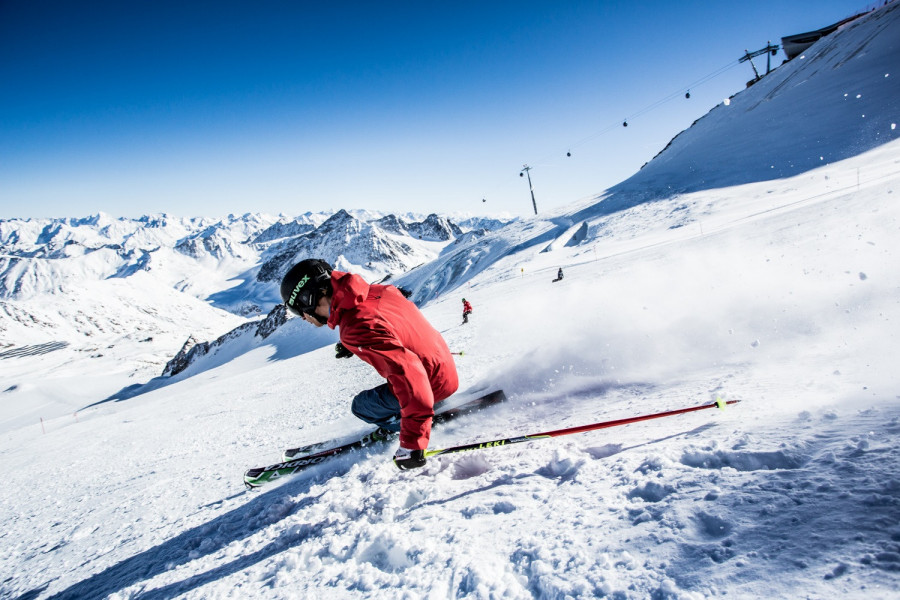 Bereits ab Ende September sind die Pisten am Pitztaler Gletscher geöffnet.