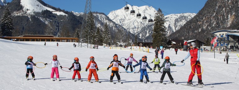 Kinderskikurs im Tal in Pertisau