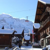 Blick auf eine Dorfstraße im bezaubernden Örtchen Champéry in Portes du Soleil.