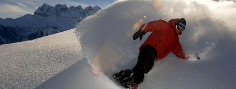 Die Anreise zum Skigebiet ist so einfach wie eine Freeride-Session fantastisch ist: Dank des Genfer Flughafens ist Portes du Soleil von allen europäischen Großstädten aus gut erreichbar.