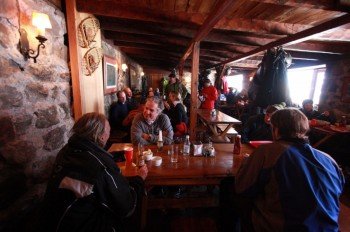 Bei warmen Speisen und Getränken kannst du dich in der Skihütte stärken.
