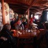 Bei warmen Speisen und Getränken kannst du dich in der Skihütte stärken.