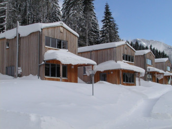 Das Hüttendorf bietet komfortable Unterkünfte mitten im Skigebiet.