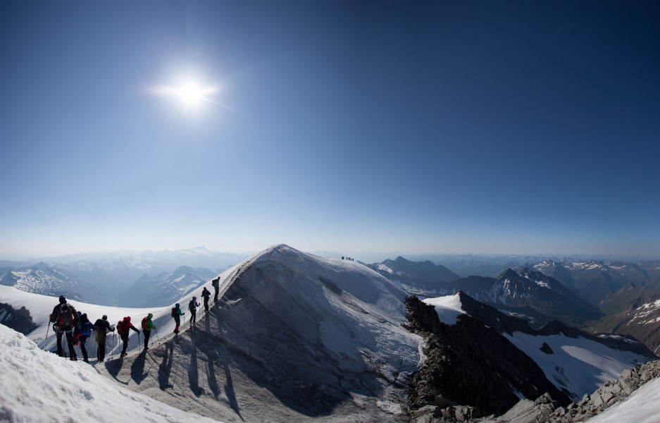Neben den alpinen Aktivitäten lädt die unberührte und verschneite Winterlandschaft zu zahlreichen Winterwanderungen ein.