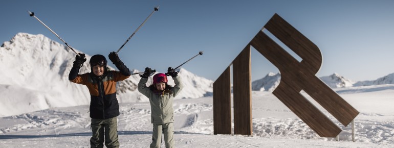 Beliebter Fotospot: Das Logo des Skigebiets Ratschings.