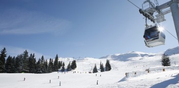 Mit der 8er-Kabinenbahn geht es den Berg hinauf.